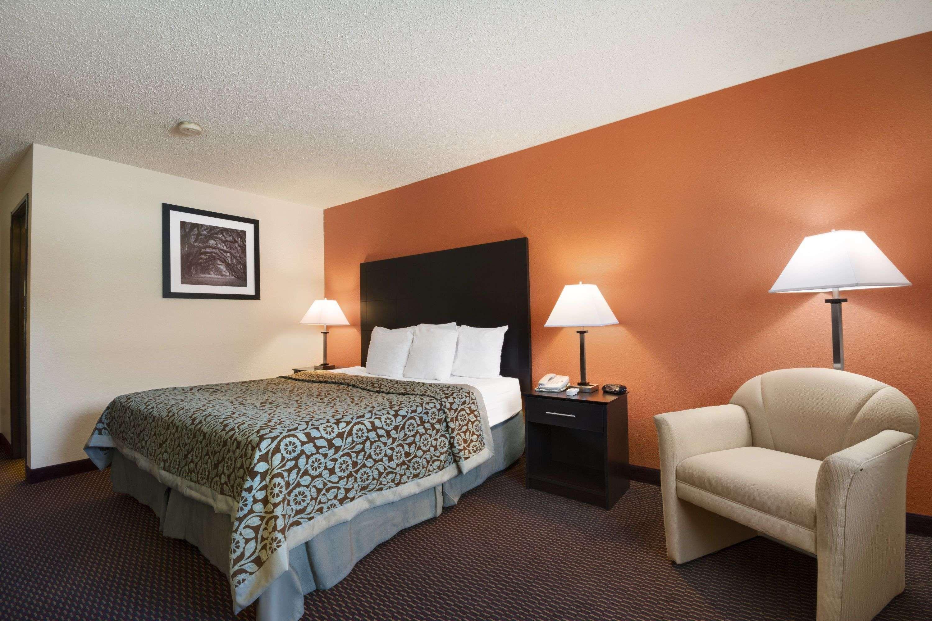 Days Inn By Wyndham Greenwood Sc Exterior photo